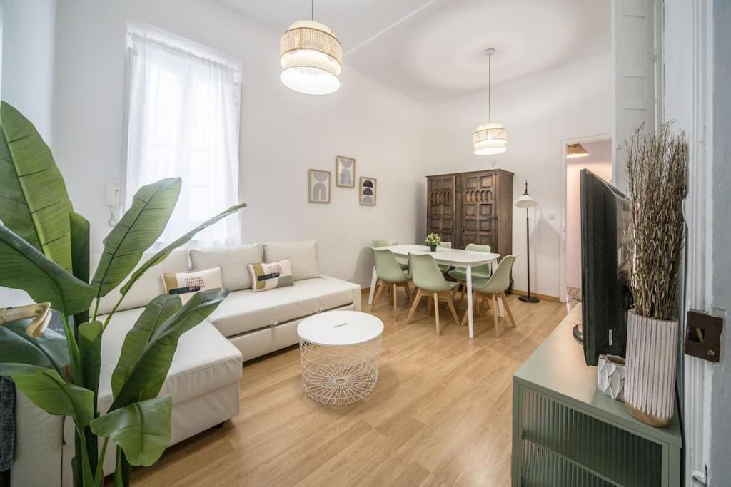 Apartment Mosaic Giralda Sevilla Bagian luar foto