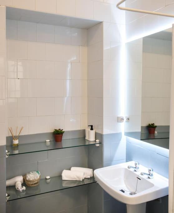 Apartment Mosaic Giralda Sevilla Bagian luar foto