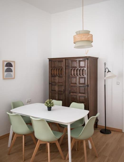 Apartment Mosaic Giralda Sevilla Bagian luar foto